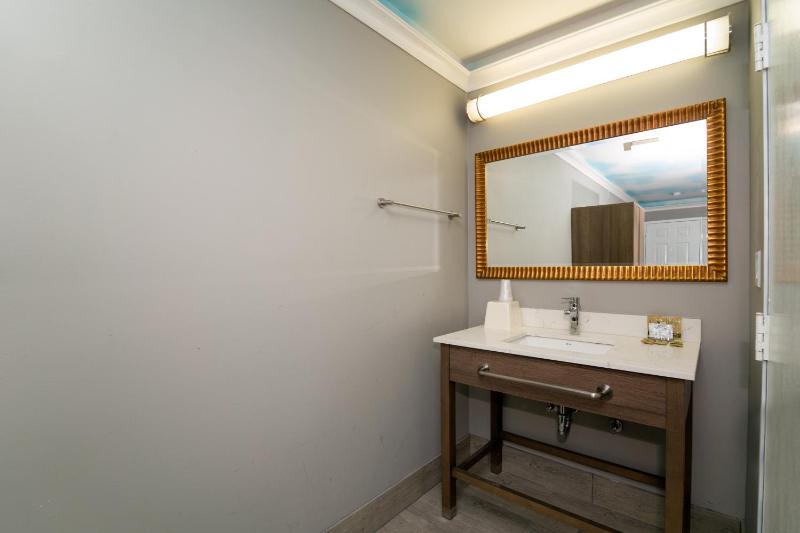 Queen Room with Two Queen Beds - Smoking image 4
