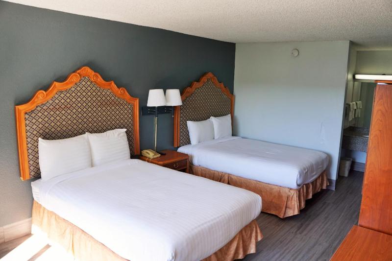 Double Room with Two Double Beds image 2