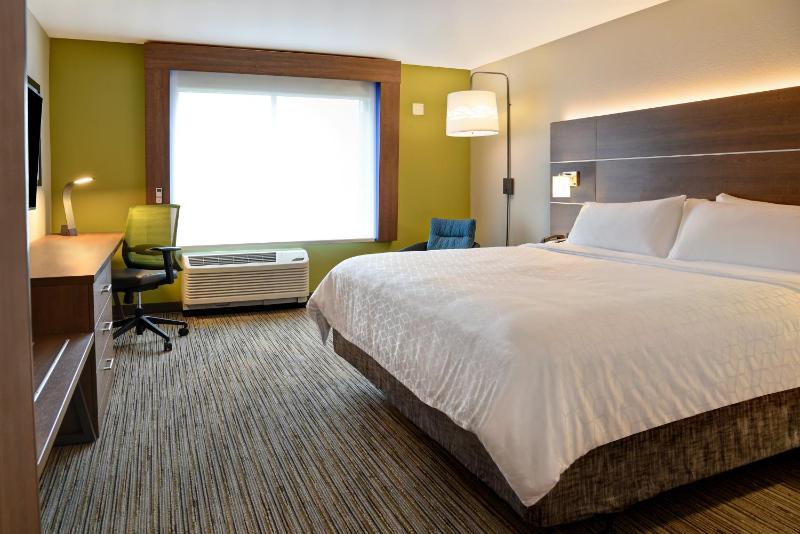 Standard King Room image 3