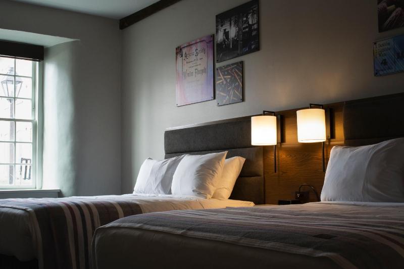 Standard Queen Room image 3