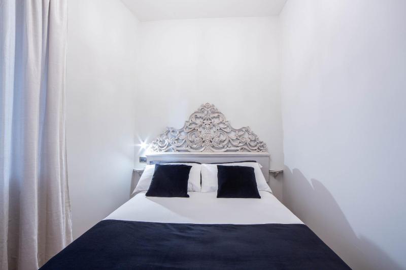 Double Room with Private External Bathroom image 3