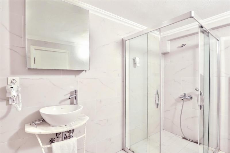 Standard Triple Room with Sea View image 3