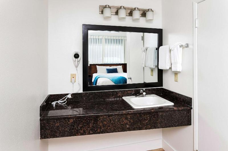 Queen Suite with Two Queen Beds image 4