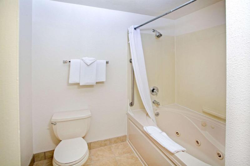 Queen Suite with Two Queen Beds image 3