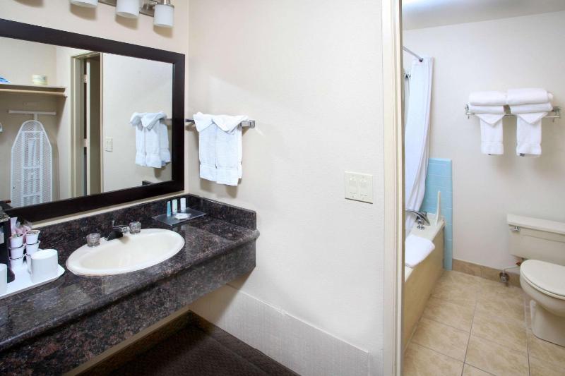 Queen Suite with Two Queen Beds image 2