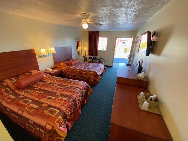 Deluxe Double Room with Two Double Beds image 4