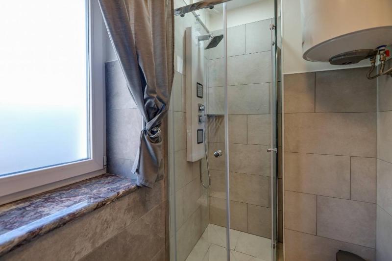 Twin Room with Private Bathroom image 2