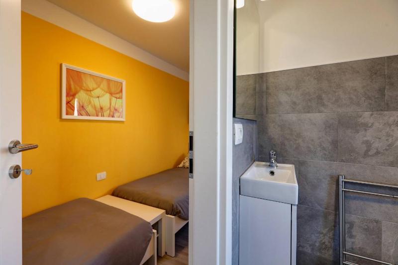 Twin Room with Private Bathroom image 3