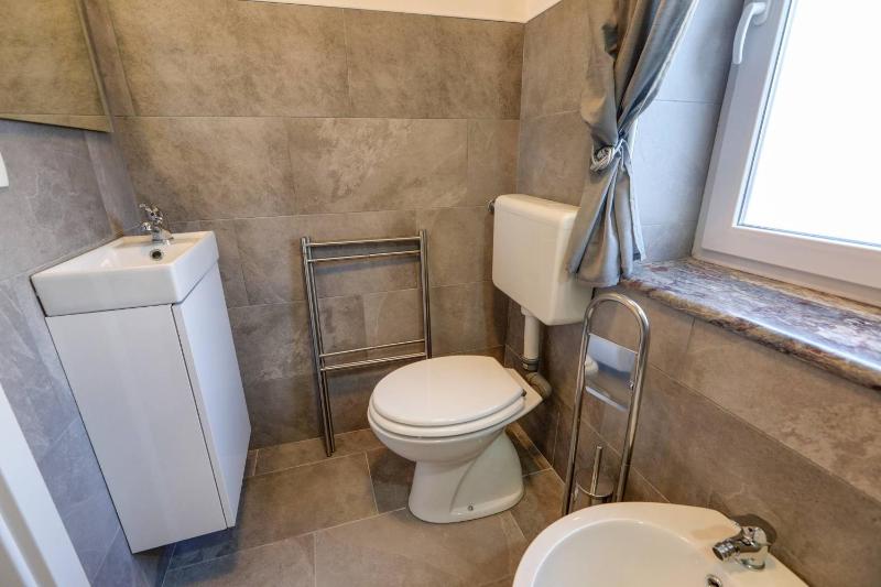 Twin Room with Private Bathroom image 4