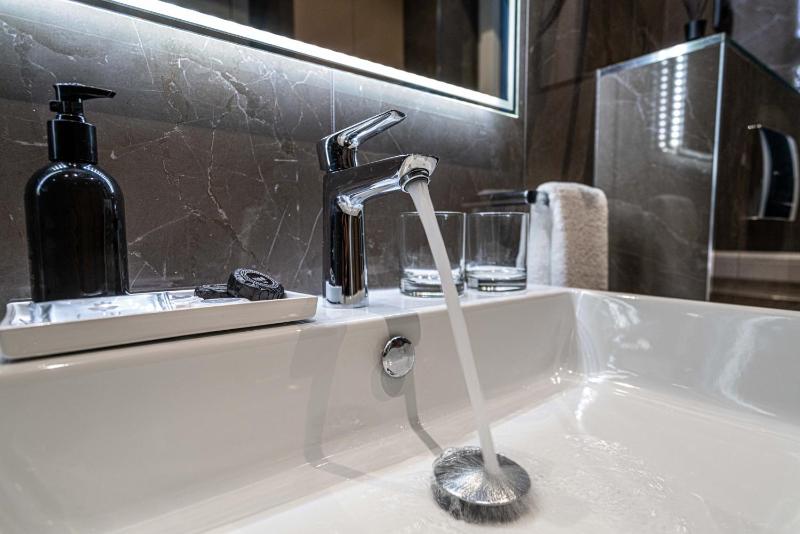 Double Room with Garden View image 3