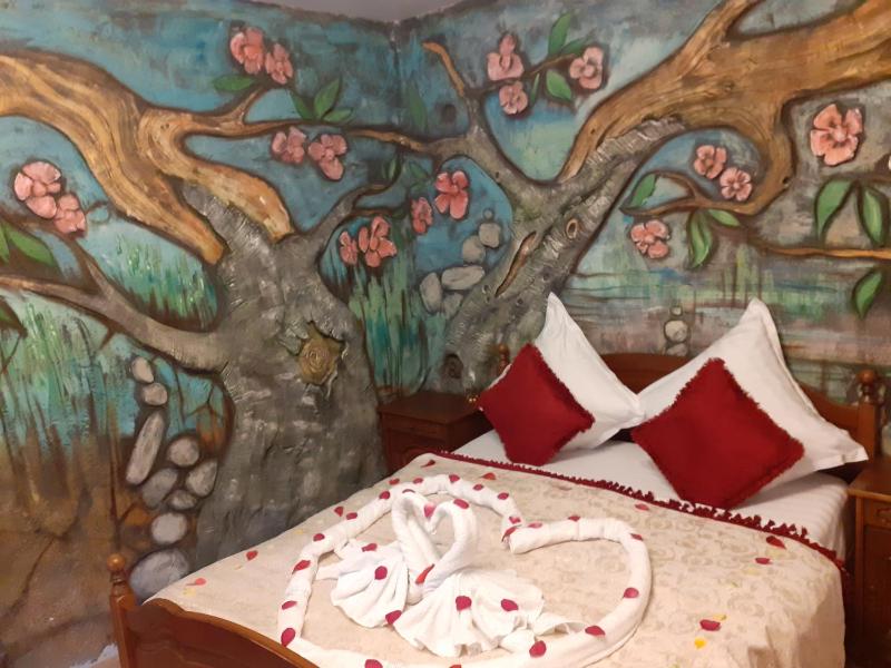 Queen Room with Spa Bath image 4