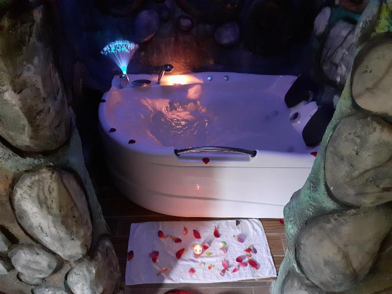 Queen Room with Spa Bath image 2
