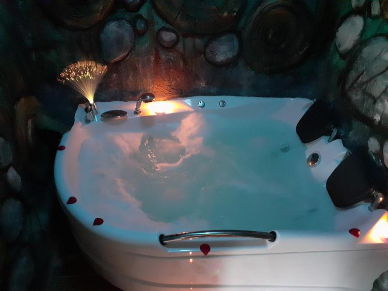 Queen Room with Spa Bath image 3