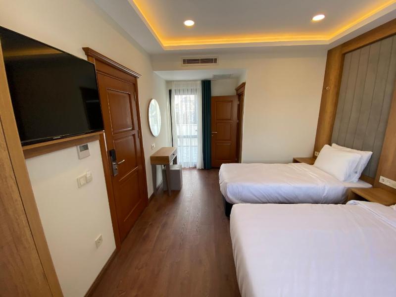 Triple Room with Terrace image 3