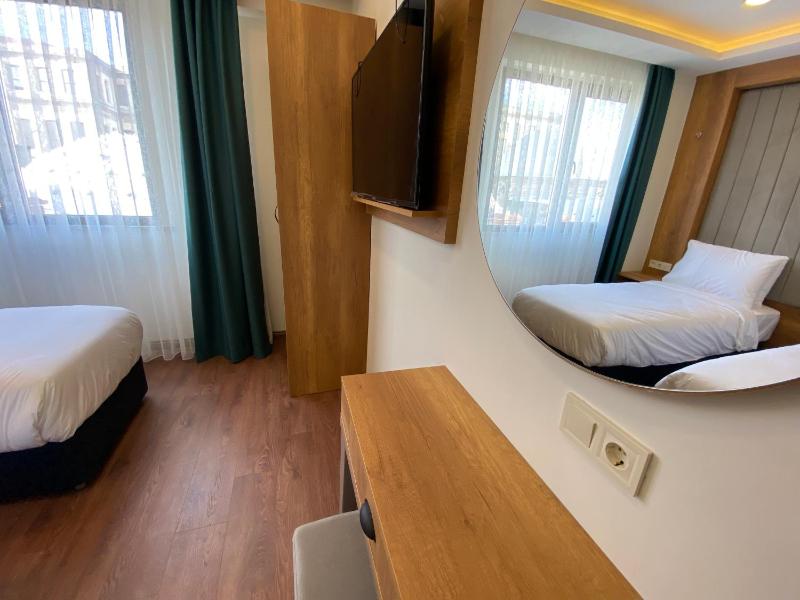 Standard Twin Room image 4