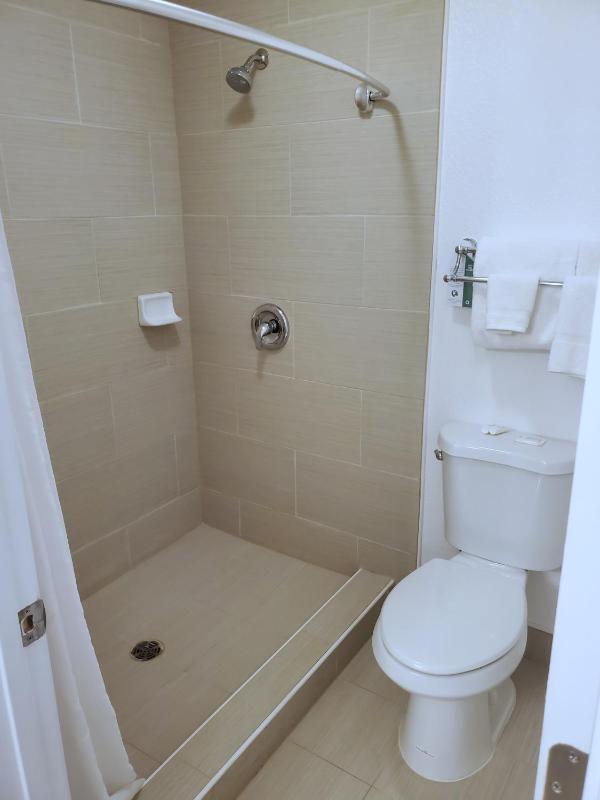 Standard Queen Room image 2