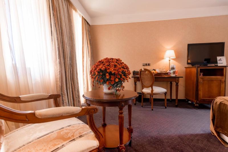 Deluxe Double Room image 2