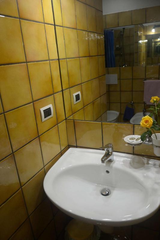 Twin Room image 4