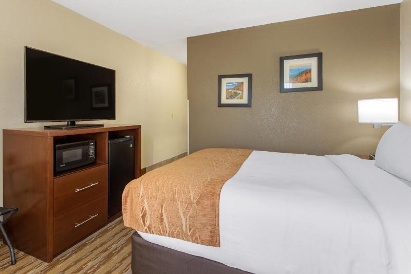Queen Room - Accessible/Non-Smoking image 2