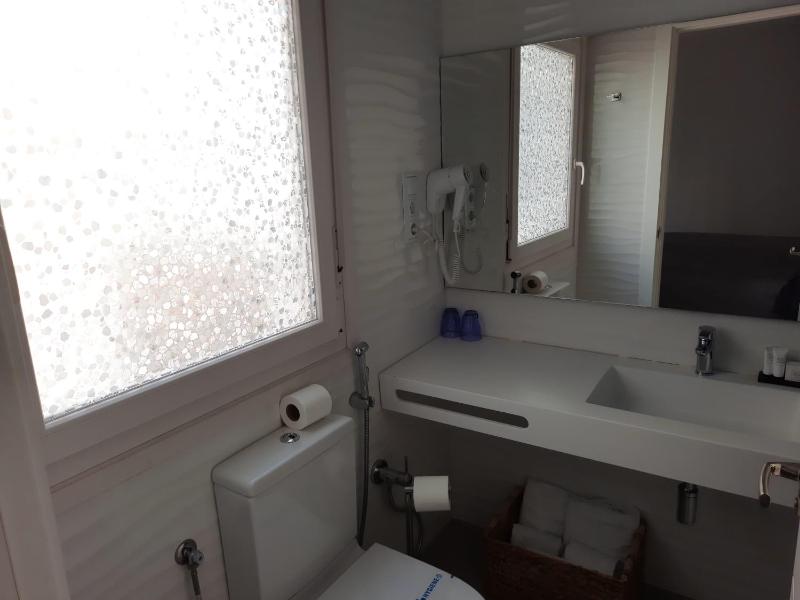 Twin Room with Bath image 2