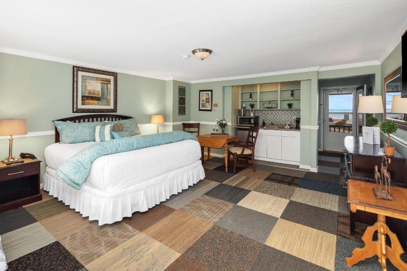 King Room with Partial Ocean View image 1