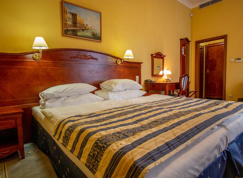 Large Double or Twin Room image 1