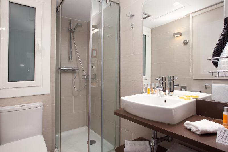 Double or Twin Room with City View image 4