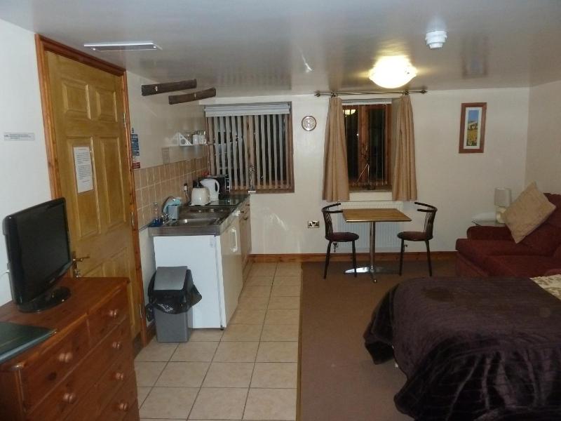 Oakenholt Farm Bed and Breakfast - image 2
