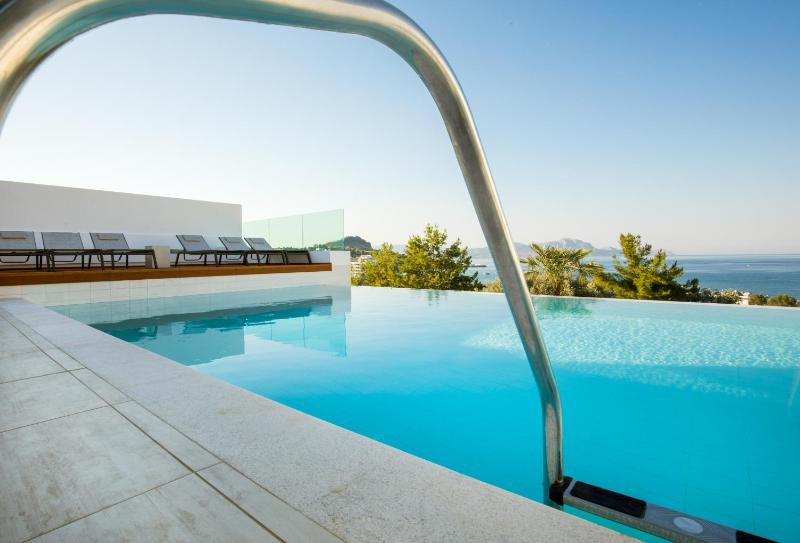 Deluxe Villa image 2