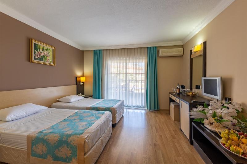 Standard Double or Twin Room with Land View image 3