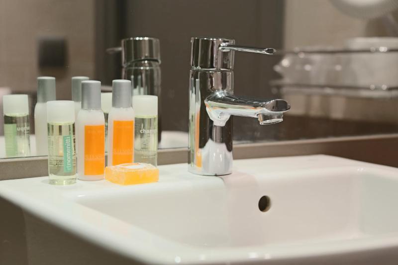 Double or Twin Room with City View image 2