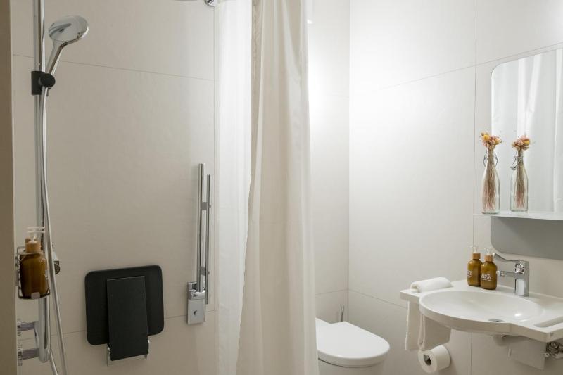 Twin Room - Disability Access image 3