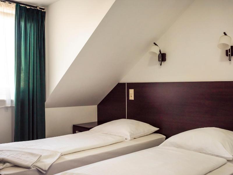 Double or Twin Room image 3