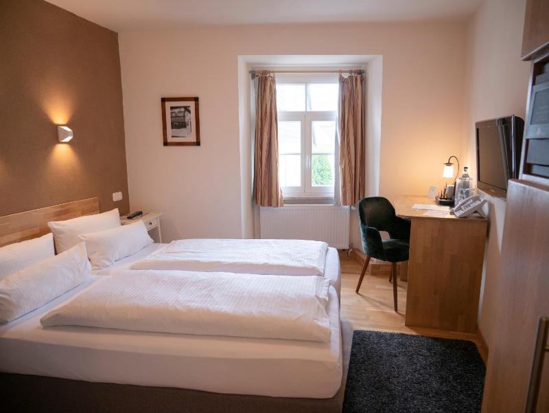 Economy Double Room image 3
