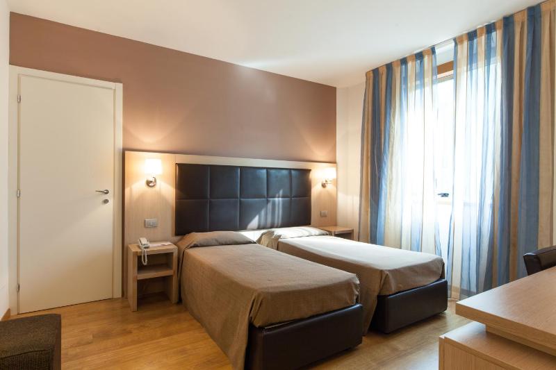 Twin Room image 4