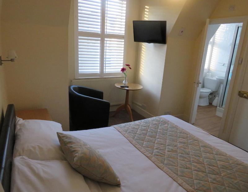 Standard Double Room image 4