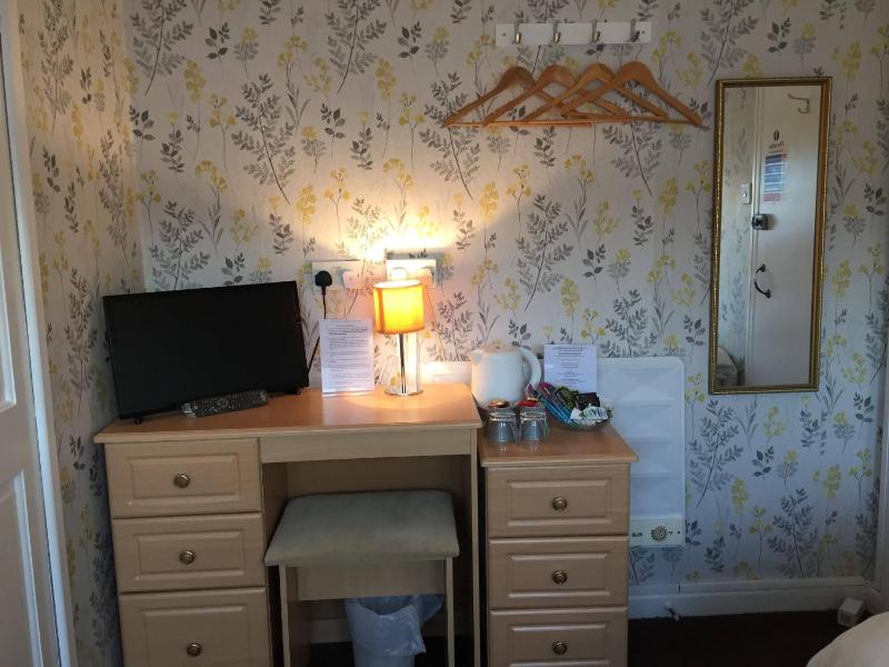 Economy Twin Room image 3