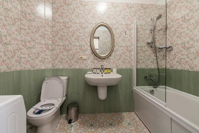 Family Room image 2