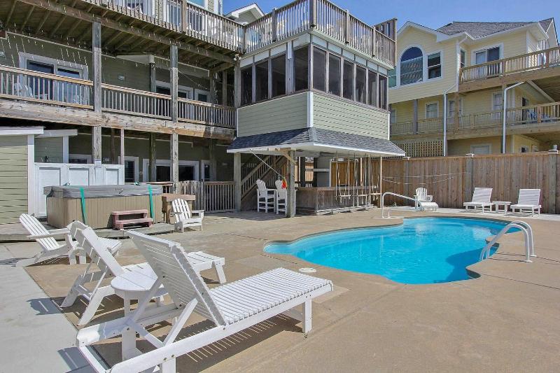 Eight Bedroom House image 3