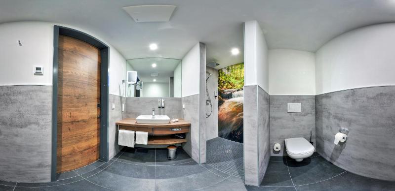 Junior Suite with Balcony image 2