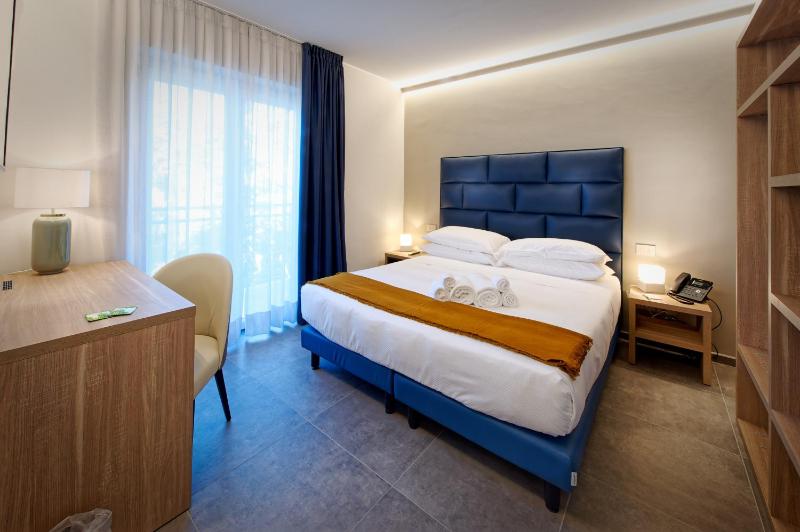 Deluxe Double Room image 4
