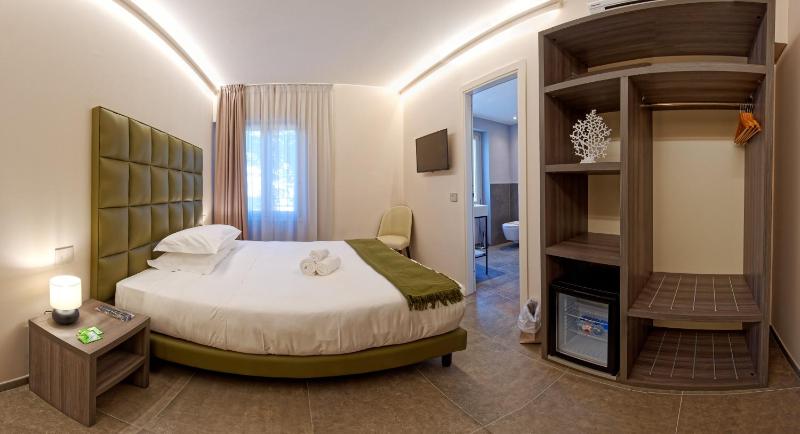 Double Room image 3