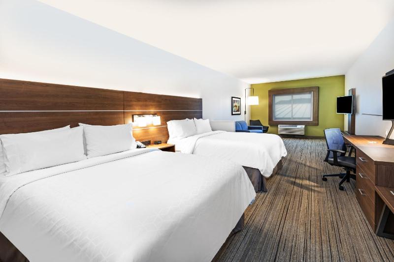 Queen Room with Two Queen Beds Hearing Accessible with Roll-In Shower - Non-Smoking image 2
