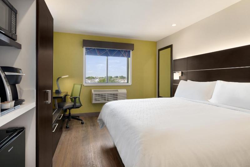 Standard King Room image 3