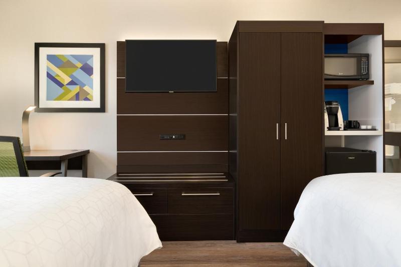 Standard Queen Room with Two Queen Beds image 3