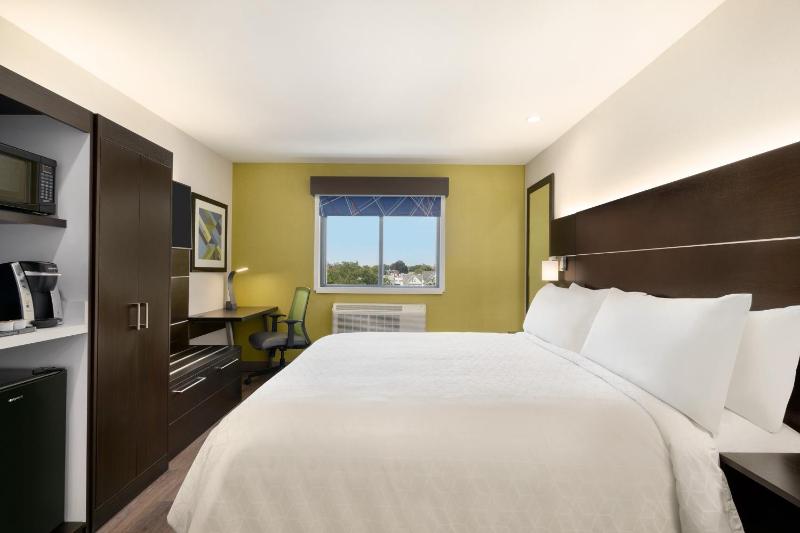 Standard King Room image 4