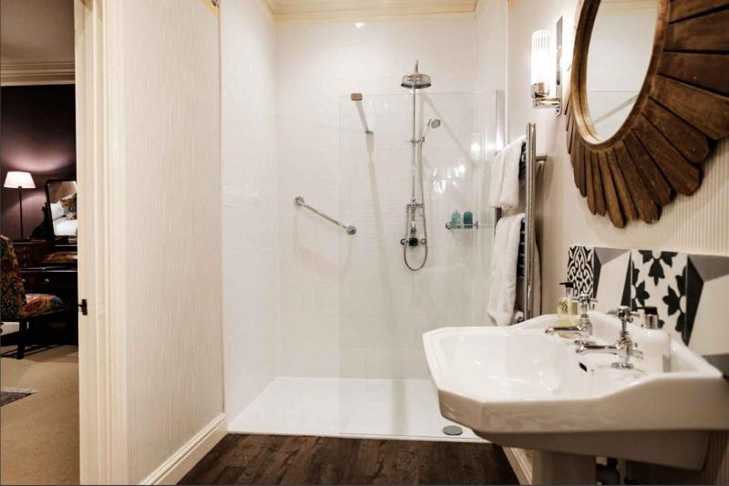 Deluxe Double Room image 2