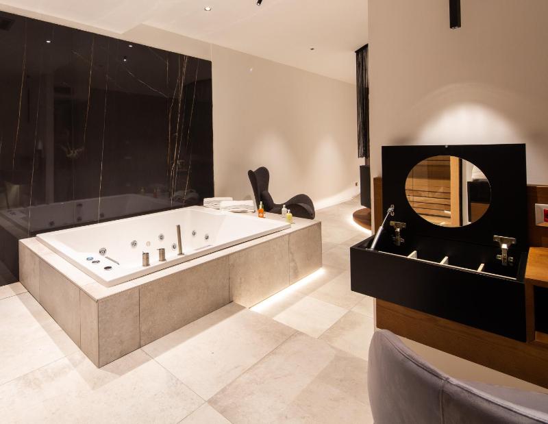 Executive Suite image 3