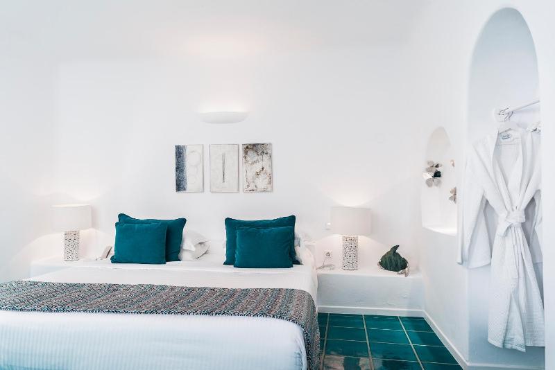 Pool Suite with Caldera View (Only for 2 people) image 4