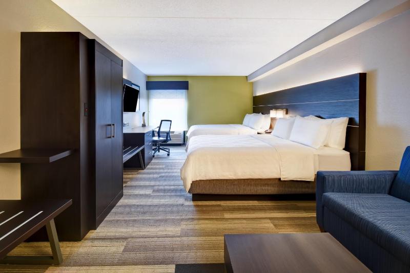 Standard Room with Two Queen Beds image 4
